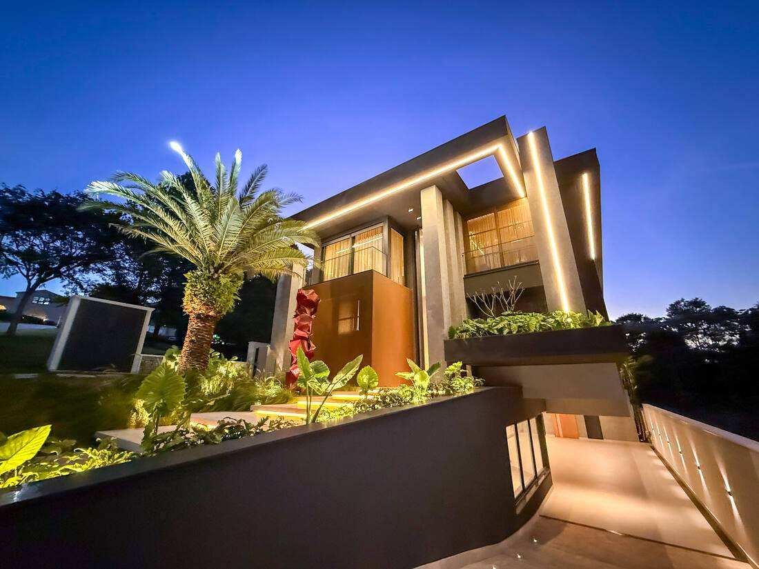 Fachada noturna com iluminação linear