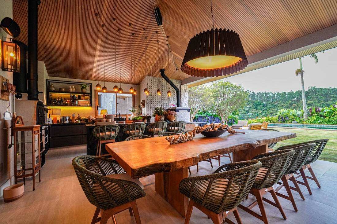 Espaço gourmet coberto com mesa em madeira maciça