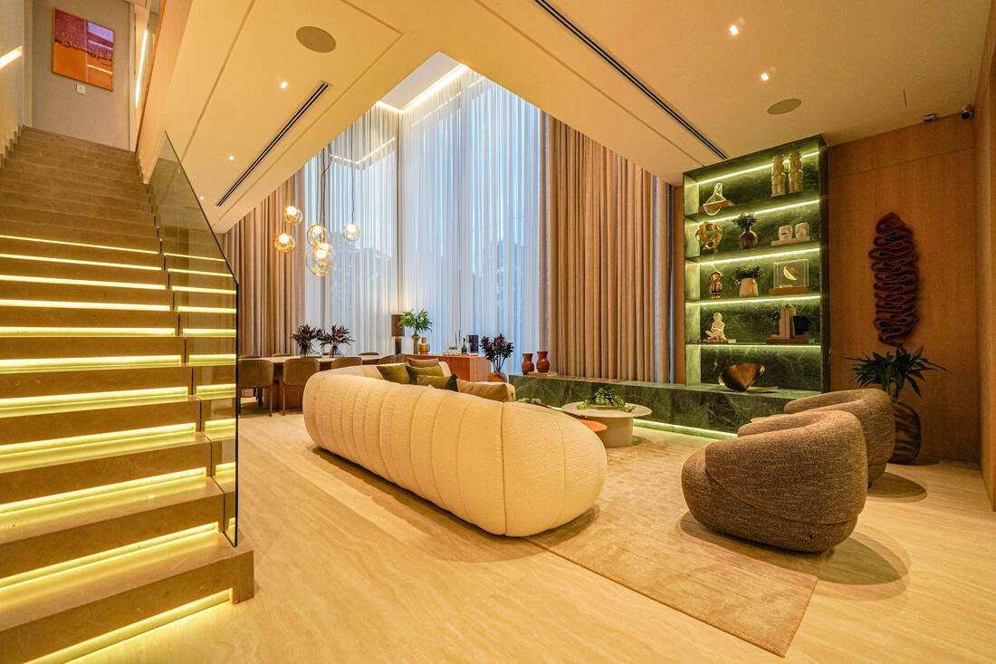 Sala de estar com estante em mármore verde iluminada