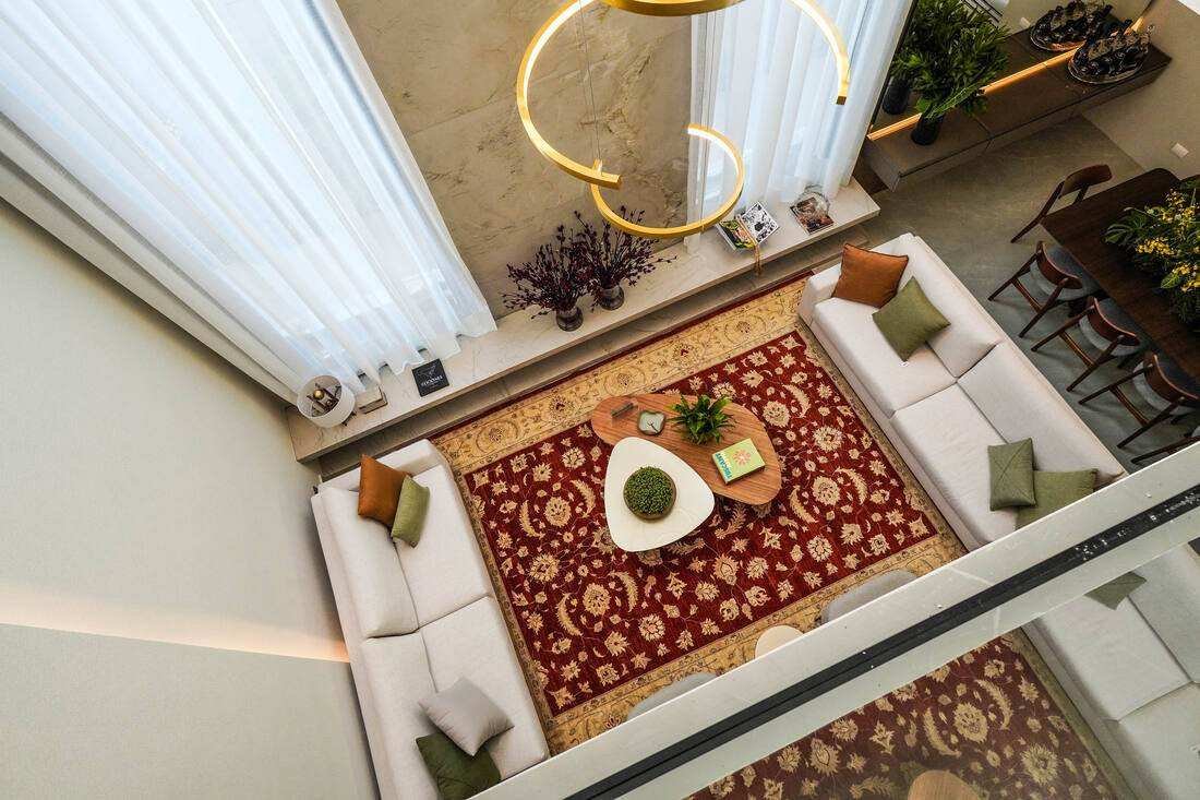 Vista superior do living com lustre dourado